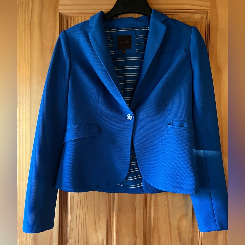 The LIMITED BNWT cropped sharp and smart blazer. SZ M